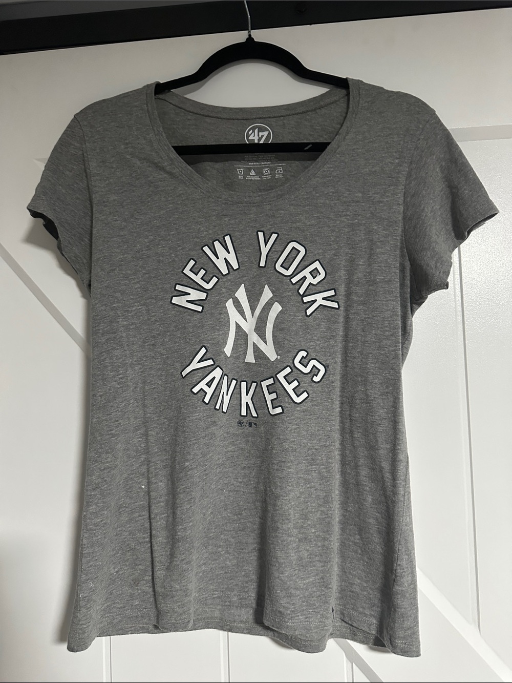 47 Women's Gray New York Yankees Logo Tee